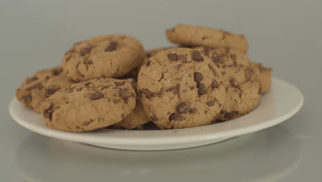 Dolly-Rechts-Von-Chocolate-Chip-Cookies-Auf-Einem-Weißen-Teller