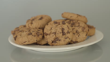 Dolly-in-of-chocolate-chip-cookies-on-a-white-plate
