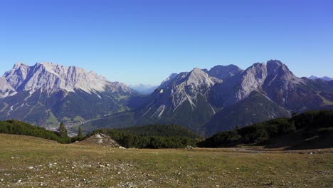 Schwenkblick-Auf-Die-Zugspitze-Und-Die-Sonnenspitze-In-Den-Alpen-österreichs