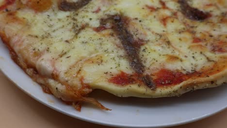 Frische-Hausgemachte-Runde-Italienische-Pizza-Mit-Mozzarella-Käse-Und-Sardellen