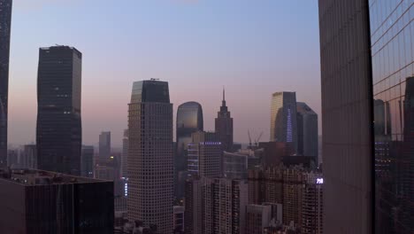 Blick-Auf-Die-Bürogebäude-In-Der-Innenstadt-Von-Guangzhou-In-Den-Strahlen-Eines-Wunderschönen-Farbenfrohen-Sonnenuntergangs