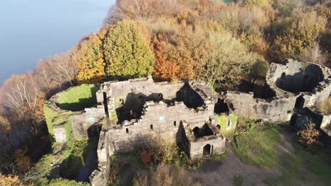 Verfallene-Liverpool-Castle-Replica-Ruinen-Im-Herbst-Rivington-Woodland-Natur-Wahrzeichen-Luftverfolgung-Abstiegsansicht
