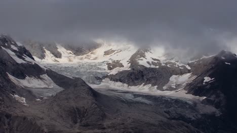 Niedrige-Wolken-über-Den-Schneebedeckten-Bergen-Im-Glacier-Bay-National-Park,-Alaska