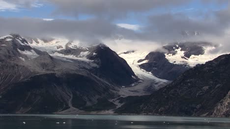 Beautiful-landscape-from-Glacier-Bay-National-Park-in-Alaska,-with-cloud-covered-mountains-and-glaciers