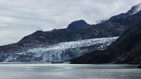 Boat-close-to-the-glacier-in-the-Glacier-Bay-National-Park,-Alaska