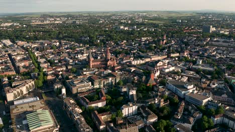 Aufschlussreiche-Aufnahme-Von-Mainz-Bei-Tageslicht-Mit-Grünen-Bäumen,-Der-Roten-Kuppel-Und-Dem-Rhein-Am-Ende
