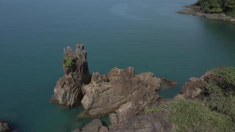 Luftaufnahme-Von-Oben-Tropischen-Ozean-Granit-Felsformation-Küste-Türkisfarbenes-Wasser