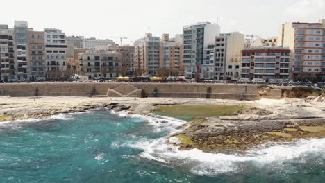 Sliema-City-Seafront-Mit-Promenade,-Die-Zum-Felsigen-Strand-In-Malta-Führt---Absteigende-Luftaufnahme