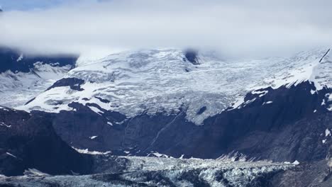 Niedrige-Wolken-über-Dem-Berg-Und-Dem-John-Hopkins-Gletscher-In-Alaska