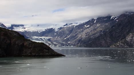Vista-De-Apertura-De-Una-Montaña-Tallada-En-El-Glaciar-John-Hopkins-En-El-Parque-Nacional-Glaciar-Bay,-Alaska