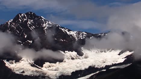 Nubes-Dispersas-Sobre-El-Glaciar-Y-Las-Montañas-En-El-Parque-Nacional-De-La-Bahía-De-Los-Glaciares,-Alaska