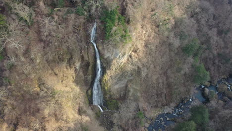 Rotierende-Drohnenaufnahme-Des-Wasserfalls-An-Der-Hängebrücke-Kokonoe-Yume-Otsurihasi