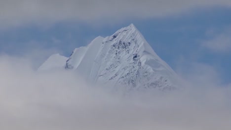 Pico-Nevado-De-La-Montaña,-Entre-Nubes