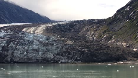 Glacier-covered-with-volcanic-dust-in-Glacier-Bay-National-Park,-Alaska