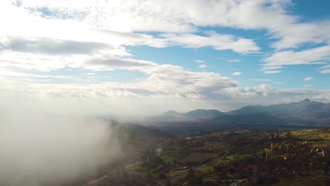 Luftaufnahme-Einer-Wunderschönen-Landschaft,-Die-In-Den-Nebel-Geht