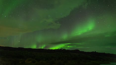 Cielo-Nocturno-Estrellado-Con-Auroras-Boreales-En-Islandia---Aurora-Boreal---Lapso-De-Tiempo