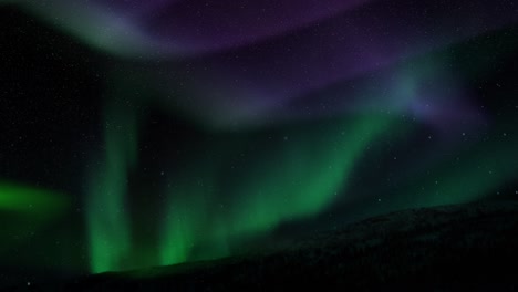 Aurora-Bei-Nacht-Vor-Einem-Dunklen,-Schlichten-Vordergrund