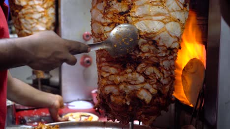 Zwei-Shawarma-Indische-Geschäftige-Mira-Straße-Schneiden-Backen-Brötchen-Straßenessen