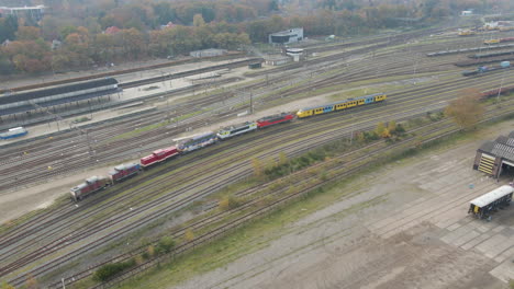 Antenne-Von-Geparkten-Lokomotiven-Und-Zug-Auf-Verlassenem-Rangierbahnhof
