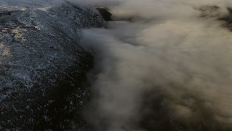 Schwenkaufnahmen-Eines-Von-Wolken-Bedeckten-Tals