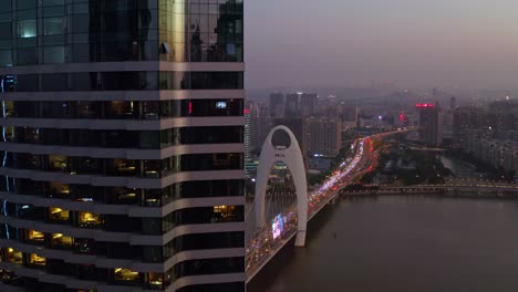 Guangzhou-Liede-Brücke-Mit-Starkem-Abendverkehr-Bei-Einem-Wunderschönen-Farbenfrohen-Sonnenuntergang