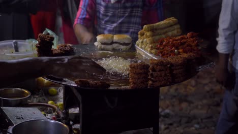 Comida-Callejera-Nocturna-Kababs-Khao-Galli-Empanada-De-Pollo-Frito-Comida-Callejera-India-De-Mira-Road