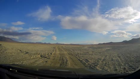 Conduciendo-Por-El-Desierto-De-Mojave-Todoterreno