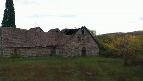 Facade-Exterior-Of-A-Ruin-Structures-In-Tranquil-Nature-Landscape-At-Village-In-Asureti,-Georgia