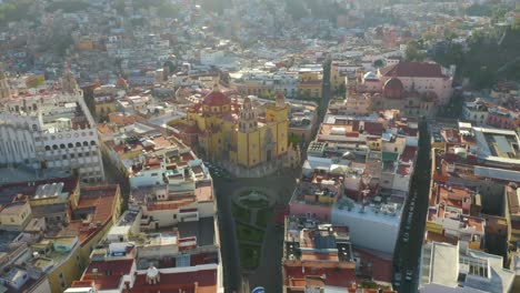 Drone-Descends-in-Front-of-Guanajuato-City-Center,-Mexico