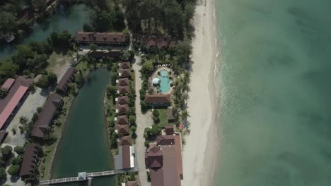 Luftaufnahme-Aufsteigend-Klong-Prao-Resort-Hotel-Strand-Leer-Reisebeschränkungen