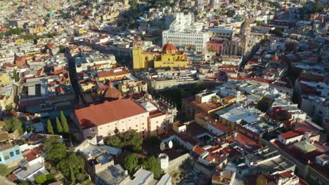 Drone-Approaches-Guanajuato-City-Center,-Mexico