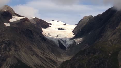 Glacier-in-between-the-mountains-in-Glacier-Bay-National-Park,-Alaska