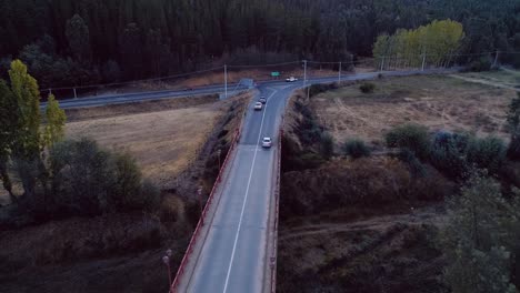 Fliegen-über-Eine-Ländliche-Brücke-Mit-Drohne-In-Vichuquen-Chile