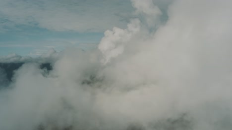 Drohnenantenne,-Die-Neben-Geschwollenen-Wolken-Fliegt,-Panoramablick-Auf-Die-Landschaft-Von-Oben