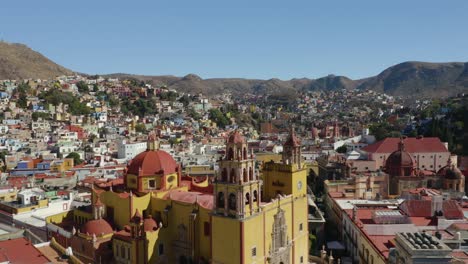 Drone-Desciende-Para-Revelar-Iglesia-Católica-De-Nuestra-Señora-De-Guanajuato