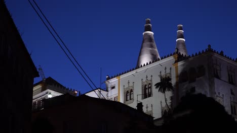 Paseo-Nocturno-Cerca-Del-Palacio-Nacional-De-Sintra,-Portugal
