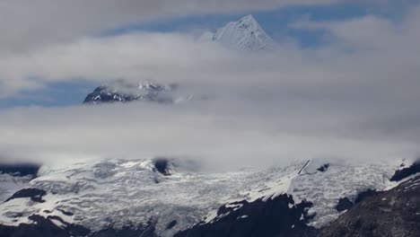 Paisaje-De-La-Bahía-Del-Glaciar-De-Alaska-Con-El-Glaciar-Johns-Hopkins-Y-La-Cordillera-Del-Monte-Fairweather-Montañas-Nevadas