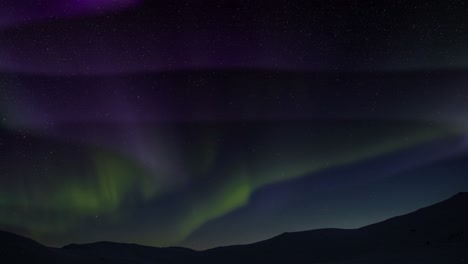 Aurora-Mit-Silhouette-Bergebenen-Vordergrund