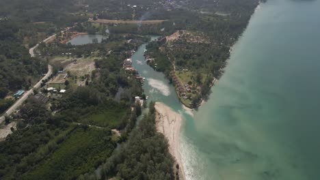 Luftaufnahme-Von-Koh-Chang-Klong-Prao-Dorf-Strand-Küste-Dschungel