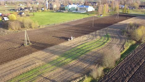 Bauer-Pflügt-Land-Auf-Dem-Bauernhof-Für-Den-Pflanzenanbau