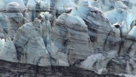 Primer-Plano-Extremo-Del-Hielo-De-Un-Glaciar-En-El-Parque-Nacional-De-La-Bahía-De-Los-Glaciares,-Alaska