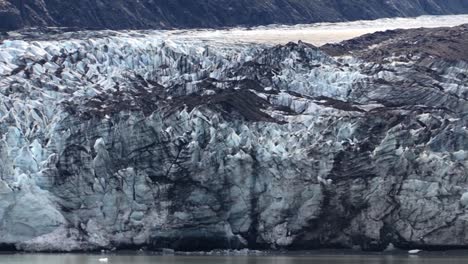 Primer-Plano-De-Un-Glaciar-Cubierto-De-Polvo-Volcánico-En-El-Parque-Nacional-De-La-Bahía-De-Los-Glaciares,-Alaska