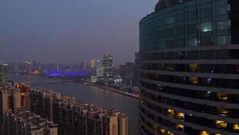 Blick-Auf-Den-Guangzhou-Pearl-River-Mit-Zahlreichen-Wohnblöcken-Und-Bürogebäuden-Bei-Einem-Späten-Farbenprächtigen-Sonnenuntergang