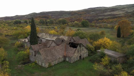 Malerische-Aussicht-Ruinen-Eines-Alten-Verlassenen-Hauses-Mit-üppigem-Laub-Und-Bergrücken-Im-Hintergrund-In-Asureti,-Georgia
