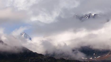 Nubes-Sobre-Las-Montañas-Cubiertas-De-Nieve-En-El-Parque-Nacional-De-La-Bahía-De-Los-Glaciares-De-Alaska
