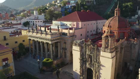 Luftaufnahme-Des-Theaters-Juarez-Und-Der-Kirche-San-Felipe-Neri,-Guanajuato,-Mexiko