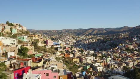 Casas-Construidas-En-La-Montaña-Con-Vista-Espectacular-De-La-Hermosa-Ciudad-De-Guanajuato-Mexico