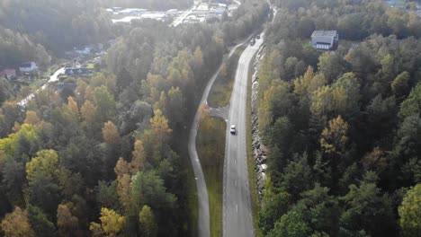 Drohne-Fliegt-über-Die-Straße-Durch-Göteborger-Vororte-Mit-Waldgebieten