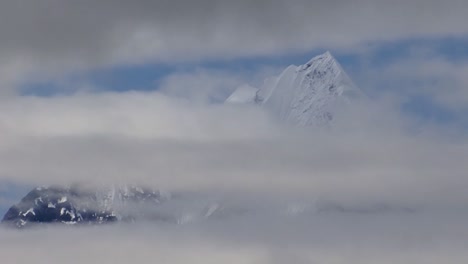 Nubes-Bajas-Sobre-Las-Montañas-De-La-Cordillera-Del-Monte-Fairweather
