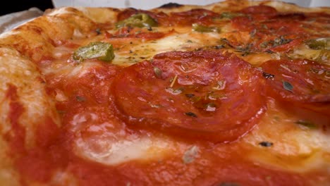 Makroansicht-Des-Drehens-Von-Peperoni-Jalapeno-Pizza-In-Pappschachtel-Zum-Mitnehmen,-4k-Fast-Food-Der-Italienischen-Küche